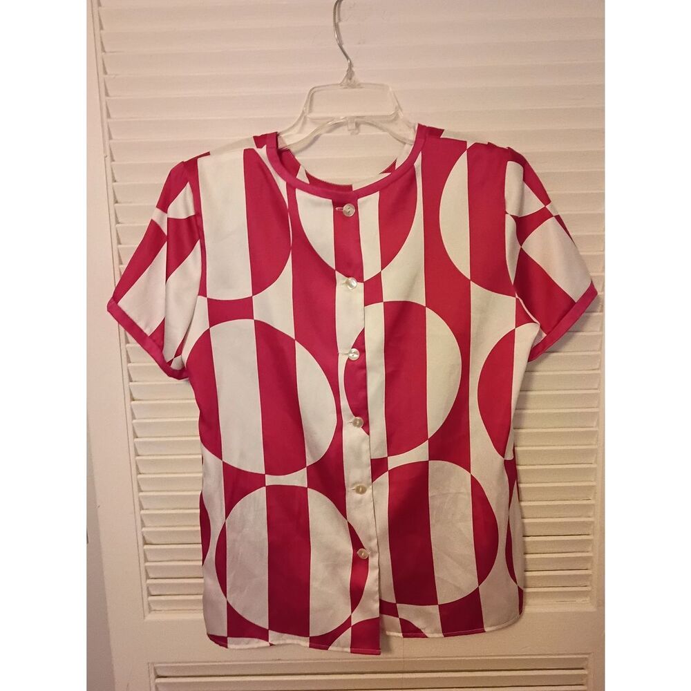 Women’s Short Sleeve Geometric Tee in Magenta and White - Picture 3 of 6